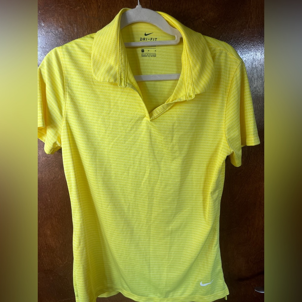 Nike dry fit shirt size medium